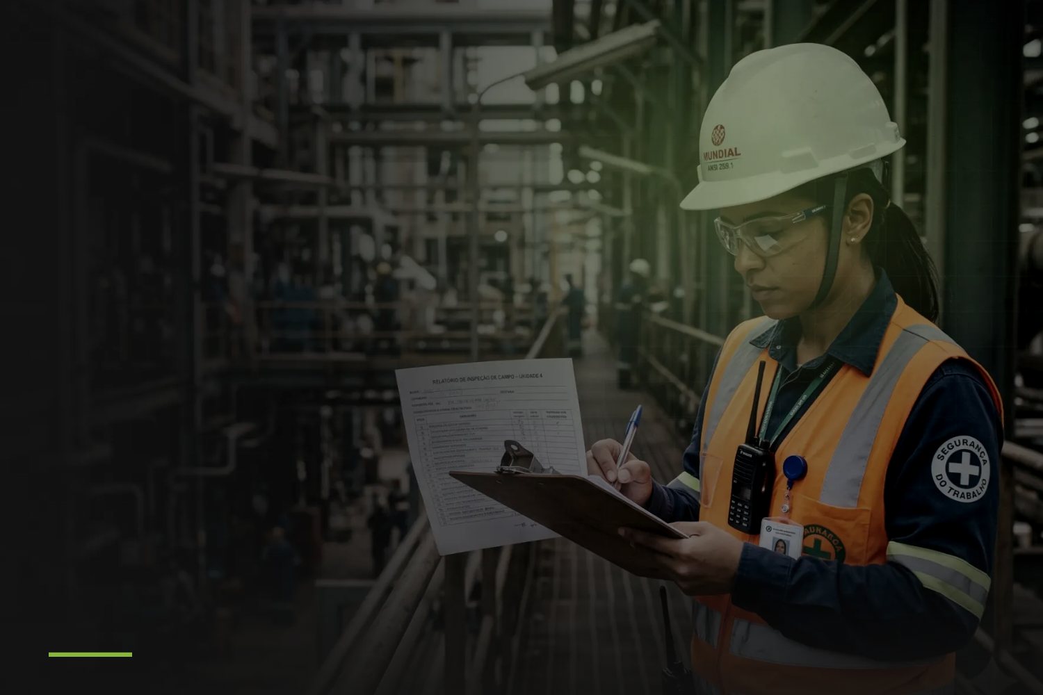 Técnica de segurança com capacete fazendo anotações em área industrial