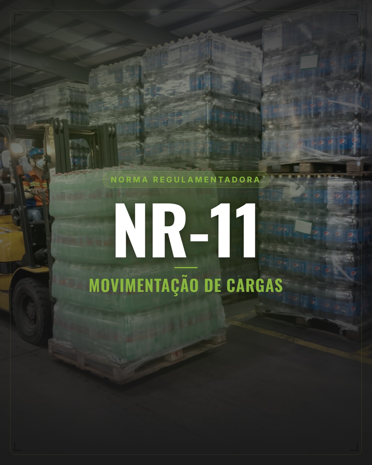 Empilhadeira movimentando cargas paletizadas em galpão
