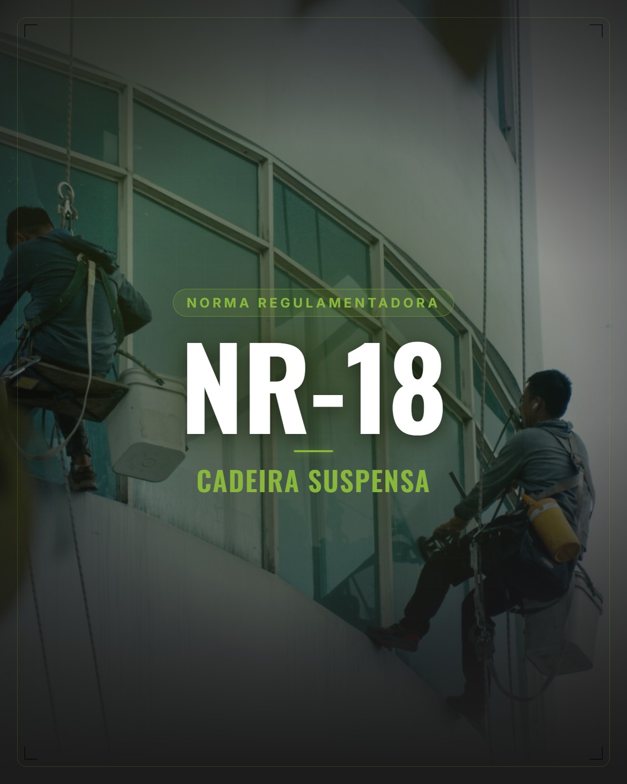 Trabalhador em fachada usando cadeira suspensa com equipamento de proteção