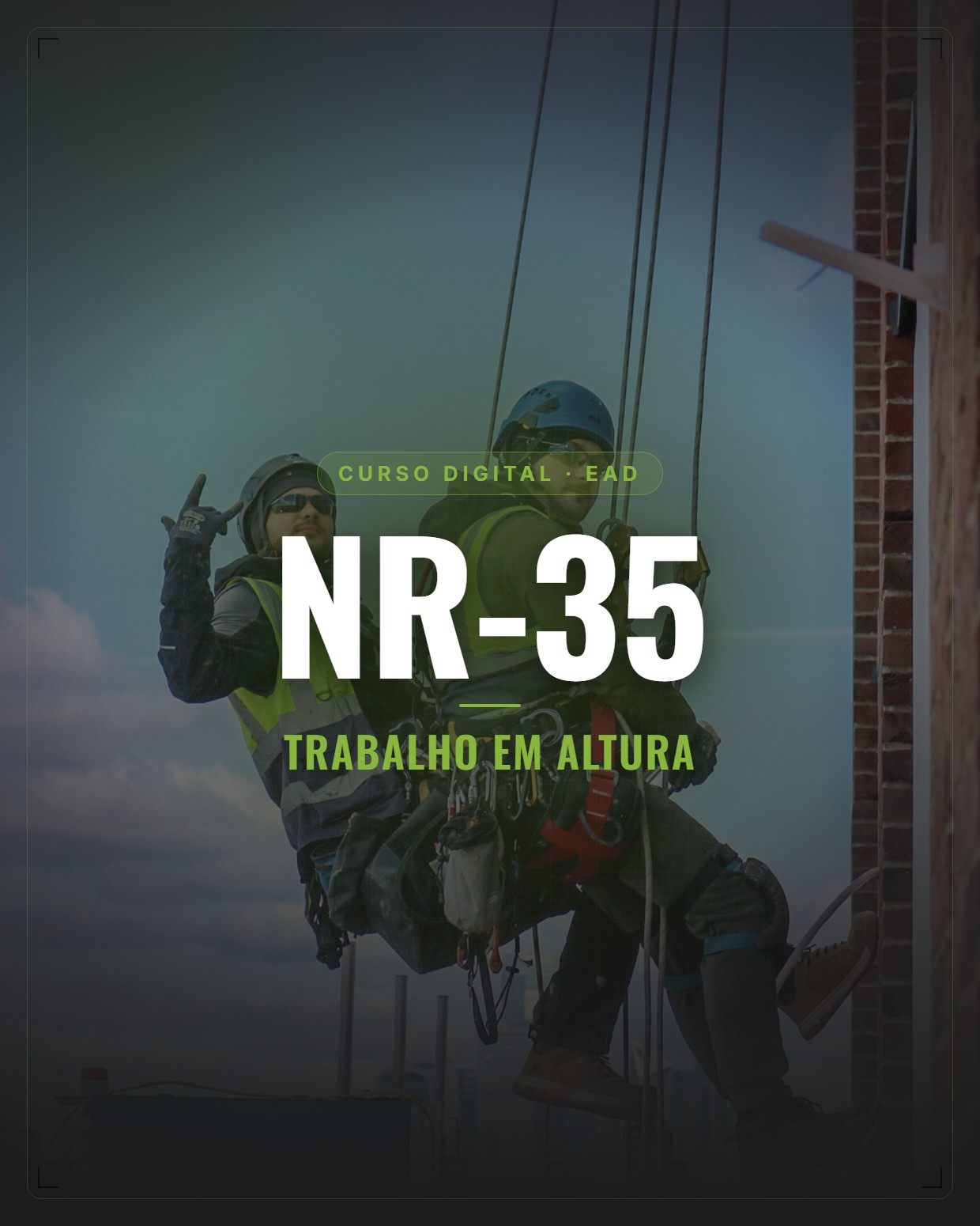 Trabalhador em atividade de altura usando cinto de segurança