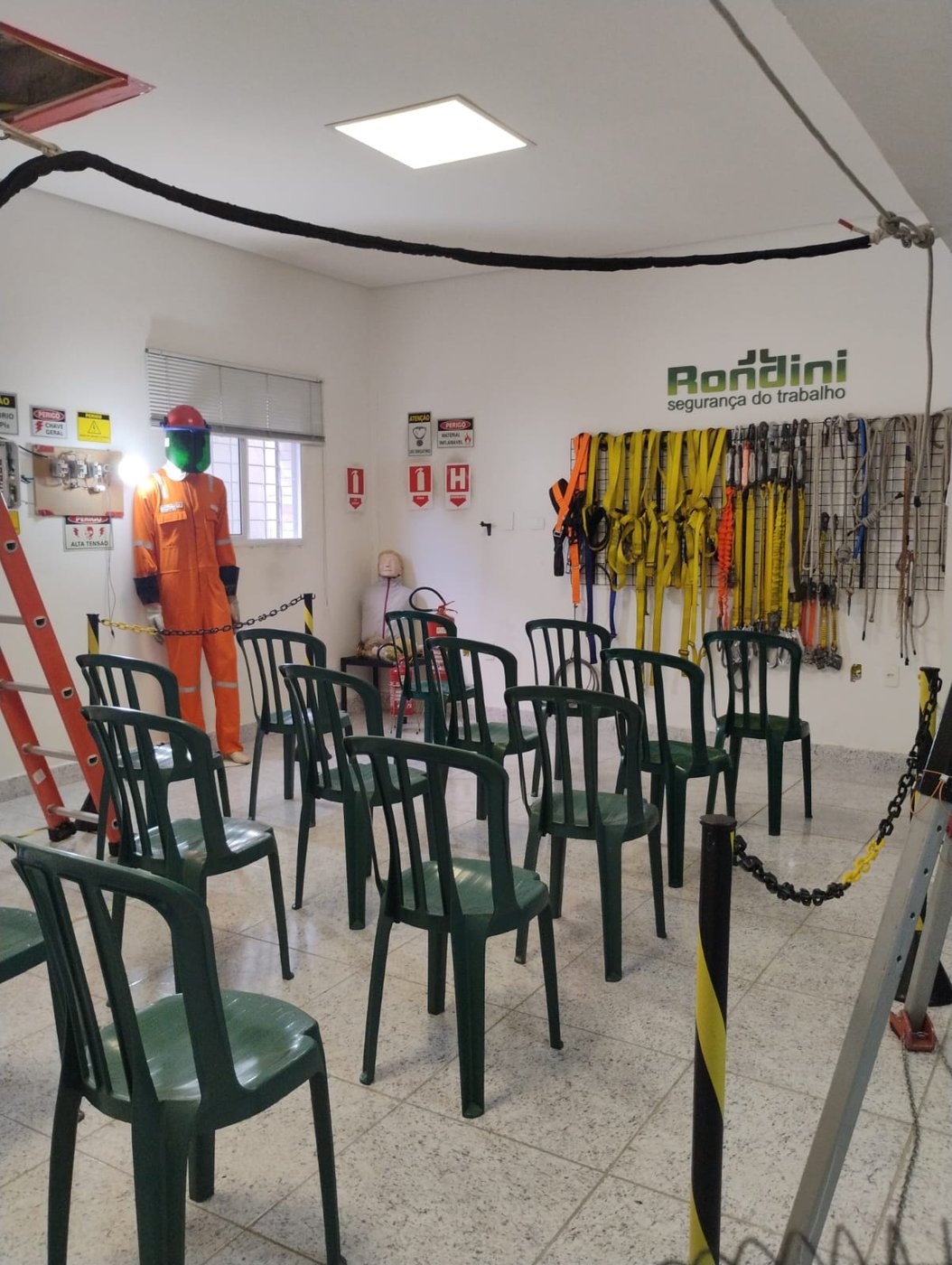 Sala de treinamento da Rondini em São Paulo, com equipamentos de altura